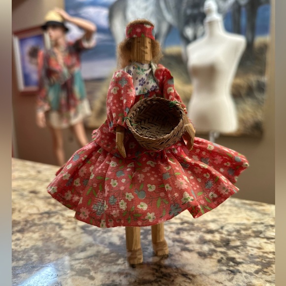 Handcarved wood Native American Indian doll w handsewn dress vintage real basket - Picture 4 of 11